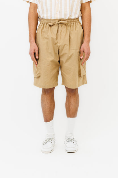 Homme portant le short cargo beige Last Call For de face