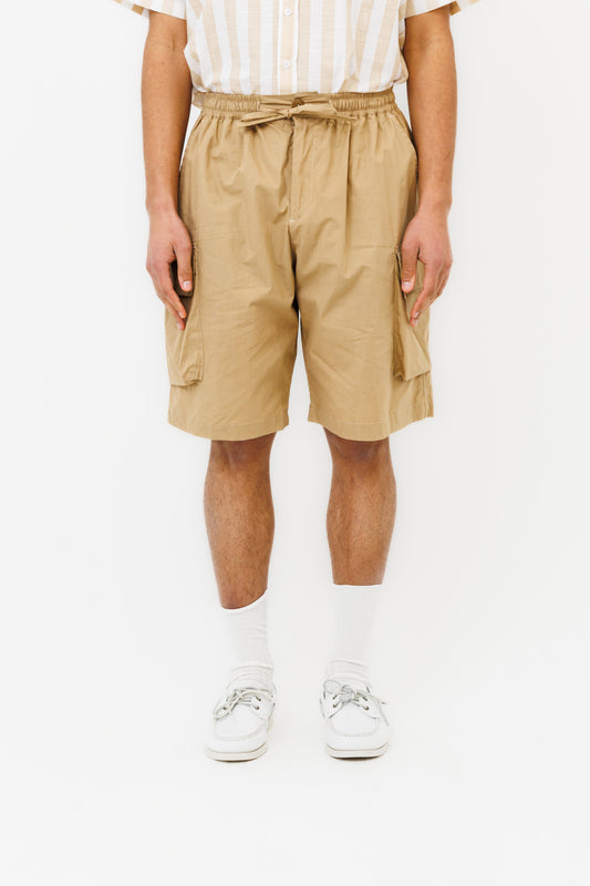 Homme portant le short cargo beige Last Call For de face