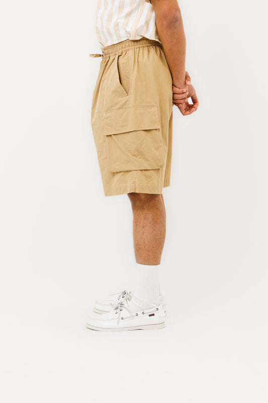 Profil du short cargo beige Last Call For avec poche latérale