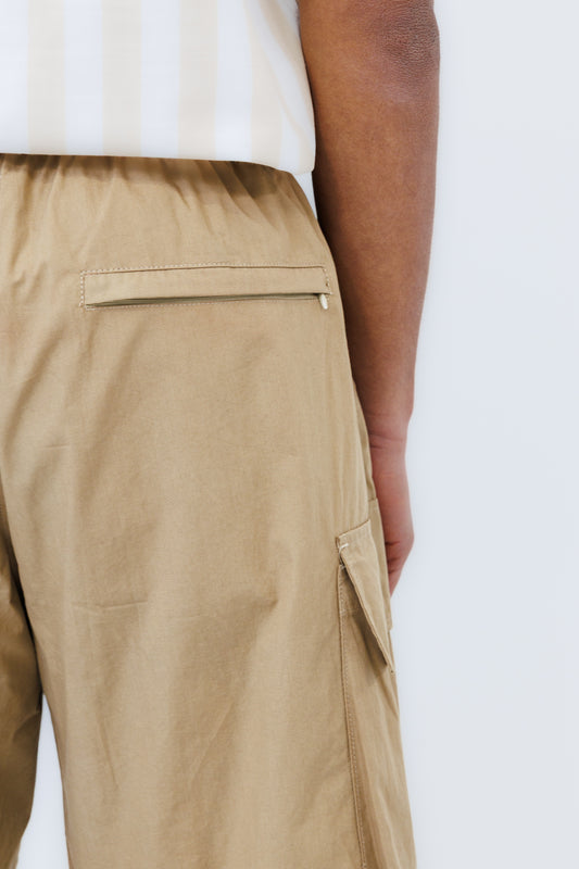 Détail de la poche arrière du short cargo beige Last Call For