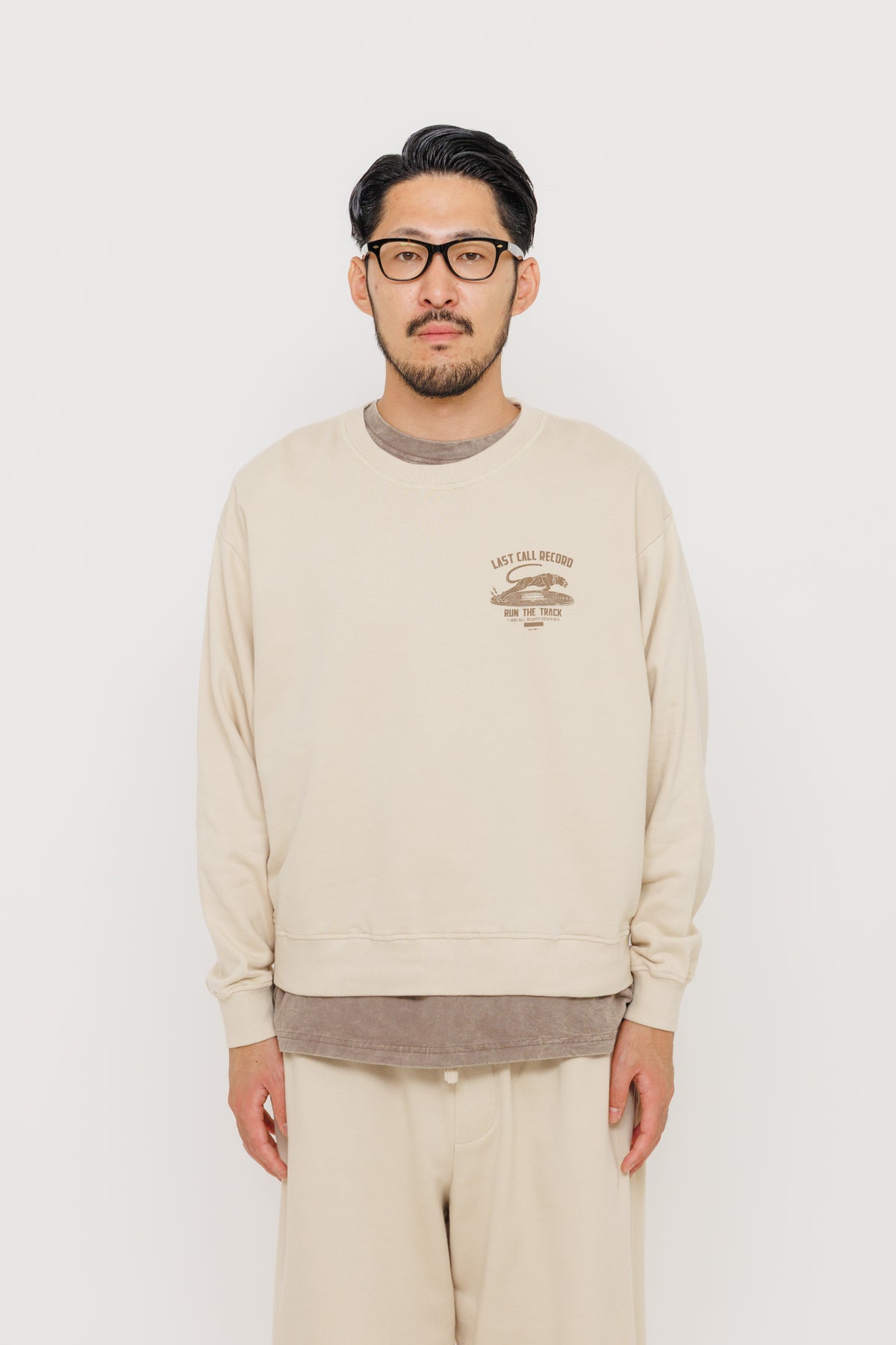 Crewneck Last Call Record — Hijau Army par Last Call For — photo portée 02