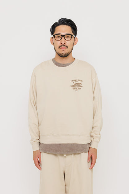 Crewneck Last Call Record — Hijau Army par Last Call For — photo portée 02