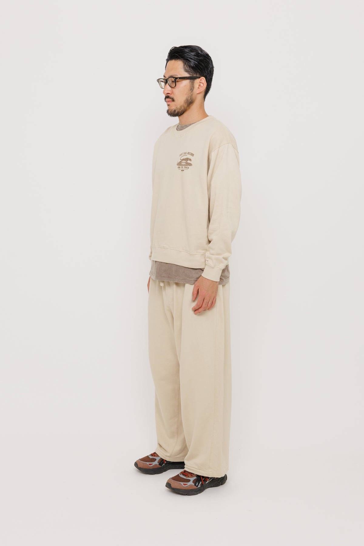 Crewneck Last Call Record — Hijau Army par Last Call For — photo portée 03