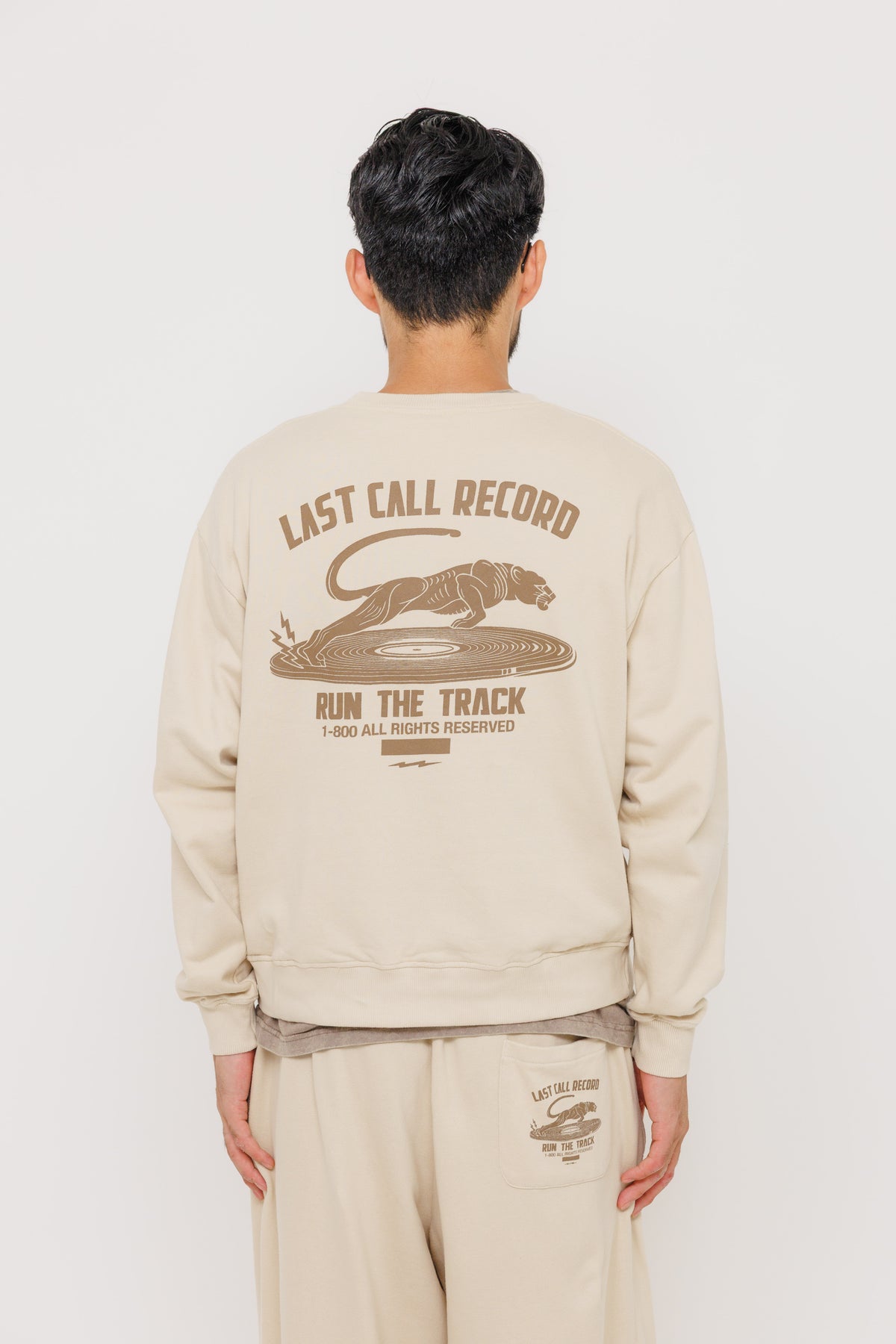 Crewneck Last Call Record — Hijau Army par Last Call For — photo portée 04