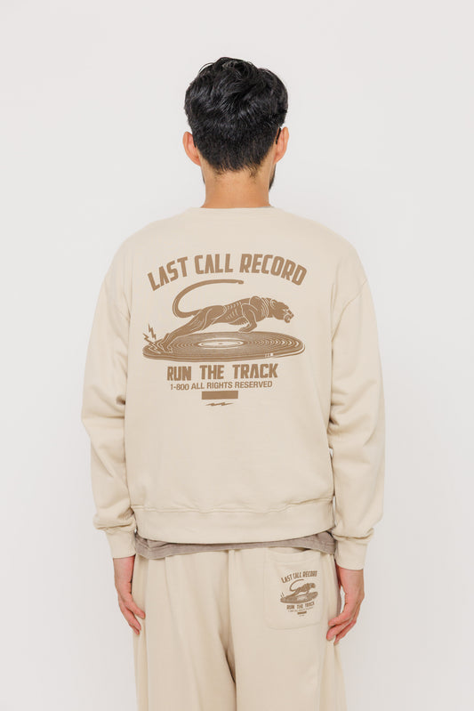 Crewneck Last Call Record — Hijau Army par Last Call For — photo portée 04