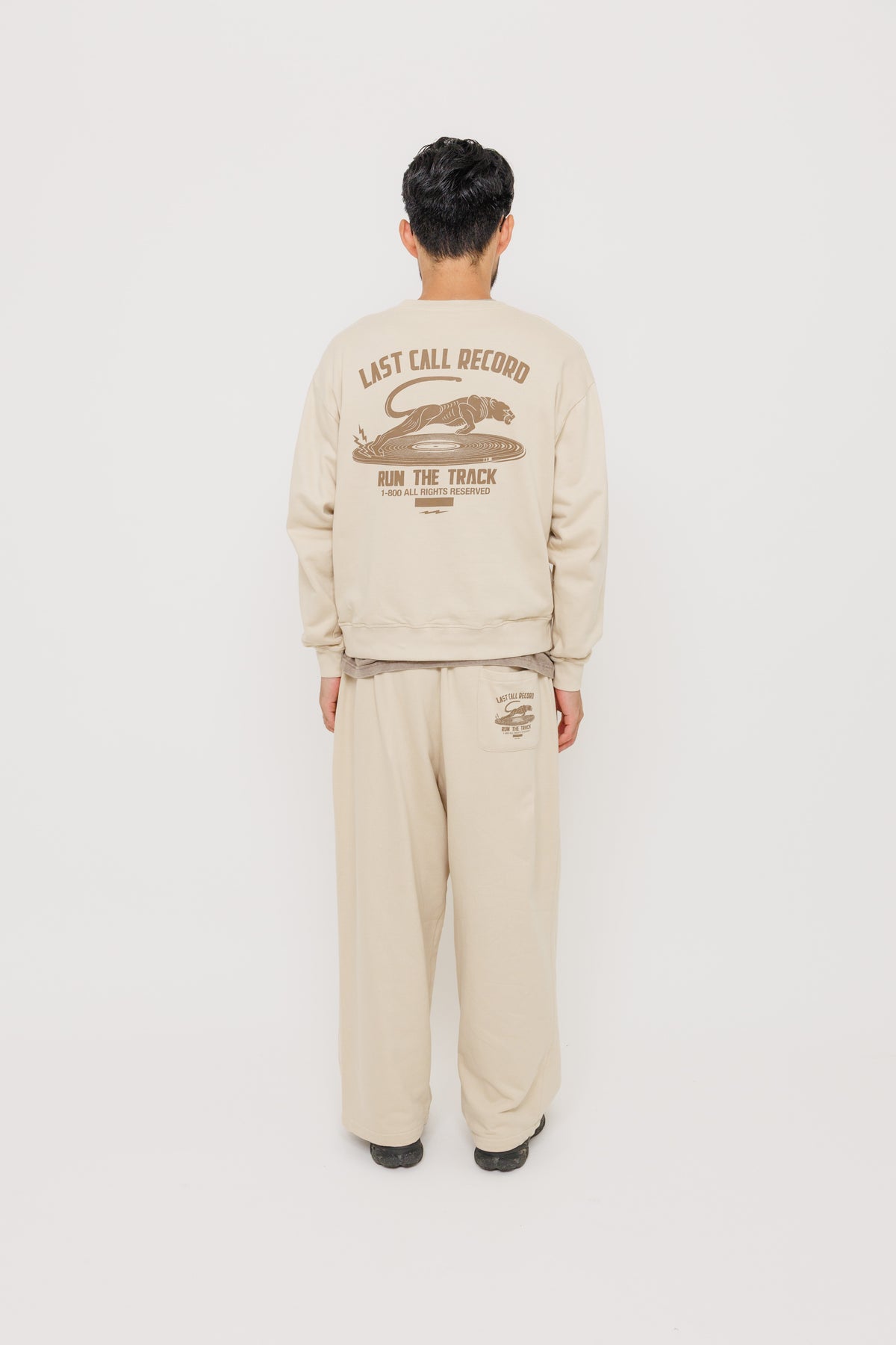 Crewneck Last Call Record — Hijau Army par Last Call For — photo portée 06