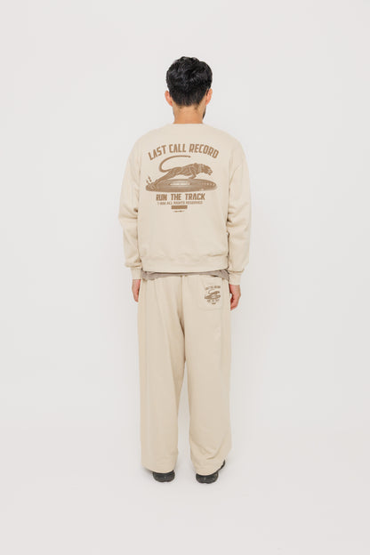 Crewneck Last Call Record — Hijau Army par Last Call For — photo portée 06