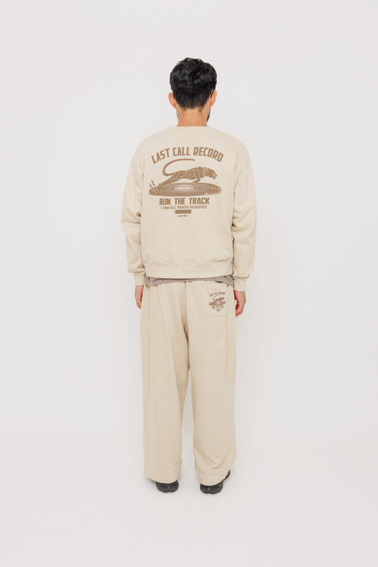 Crewneck Last Call Record — Hijau Army par Last Call For — photo portée 06