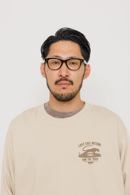 Crewneck Last Call Record — Hijau Army par Last Call For — photo portée 07