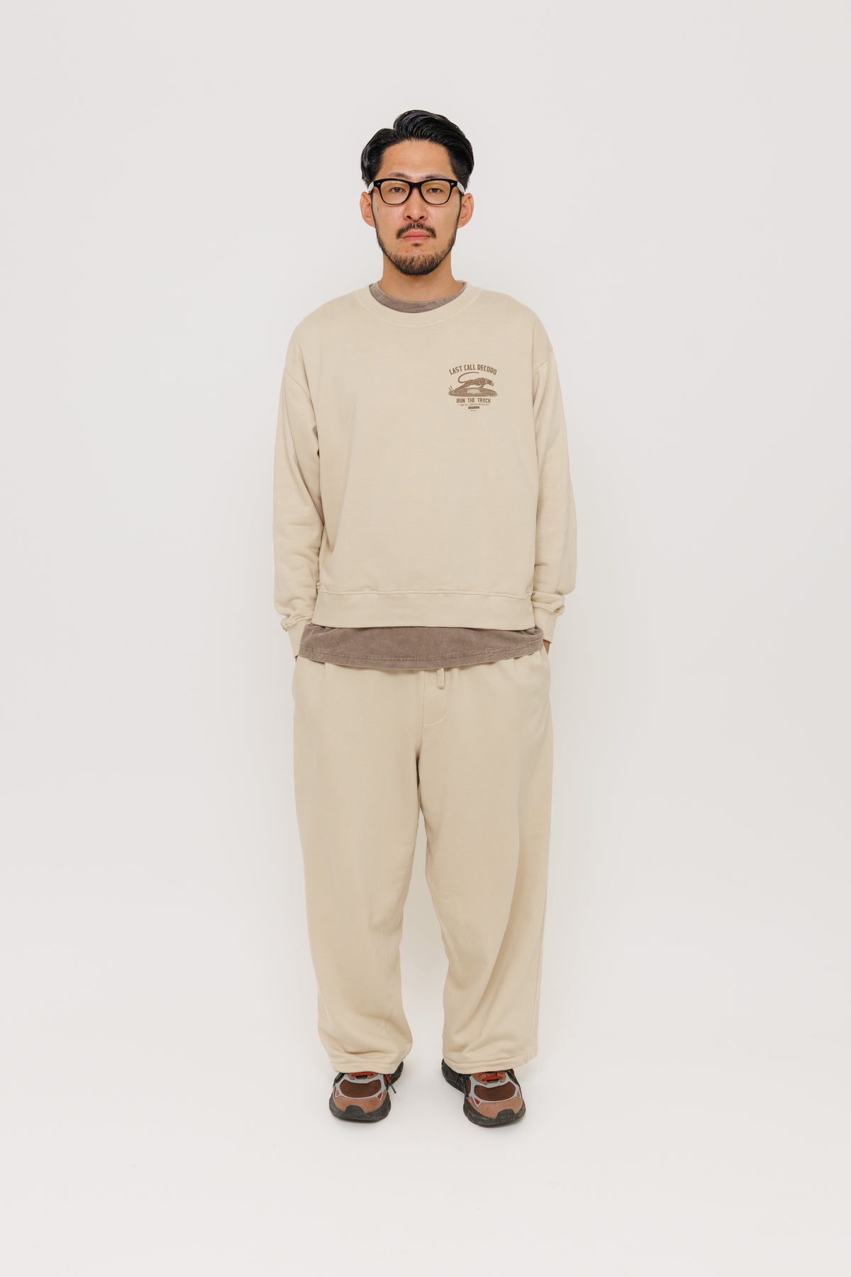 Crewneck Last Call Record — Hijau Army par Last Call For — photo portée 08