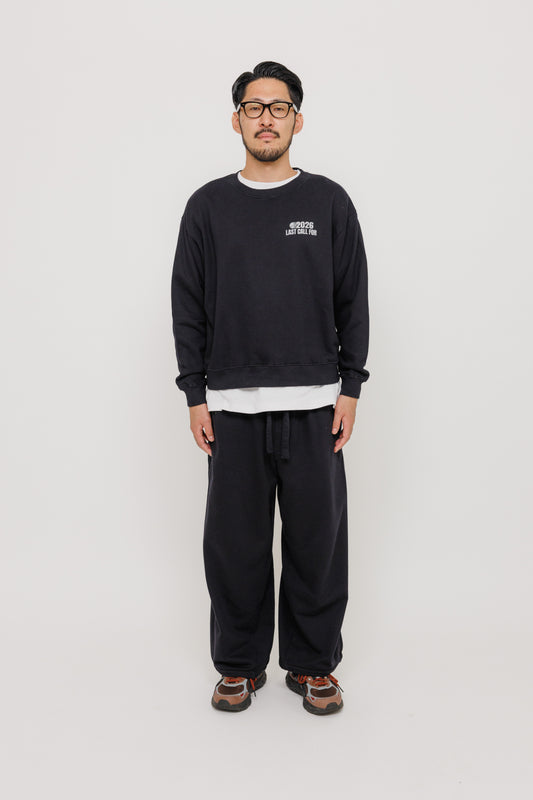 Crewneck Running Club Tokyo — Black par Last Call For — photo portée 02
