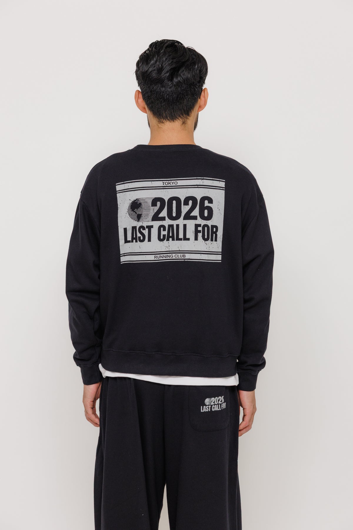 Crewneck Running Club Tokyo — Black par Last Call For — photo portée 05