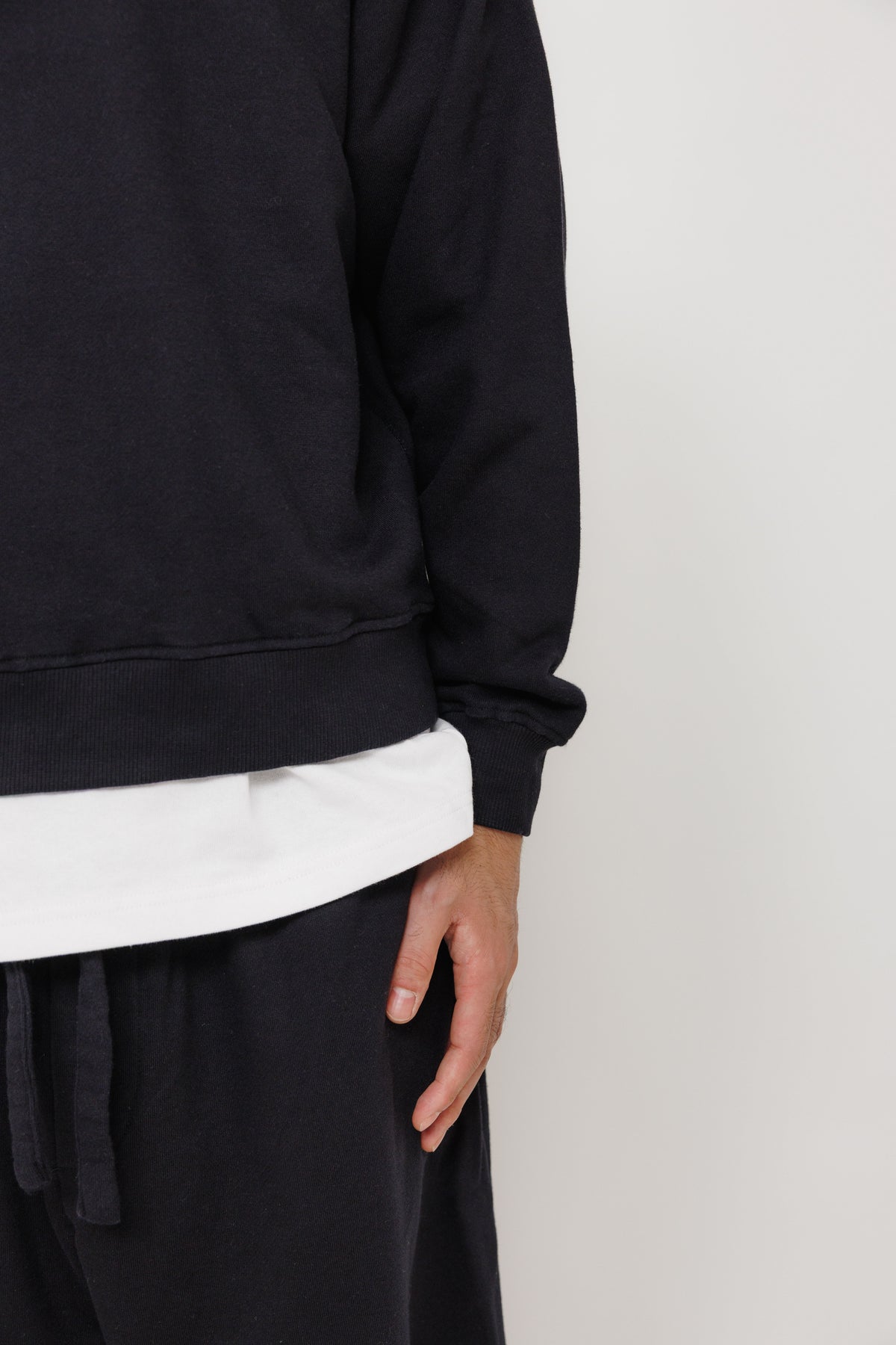 Crewneck Running Club Tokyo — Black par Last Call For — photo portée 06