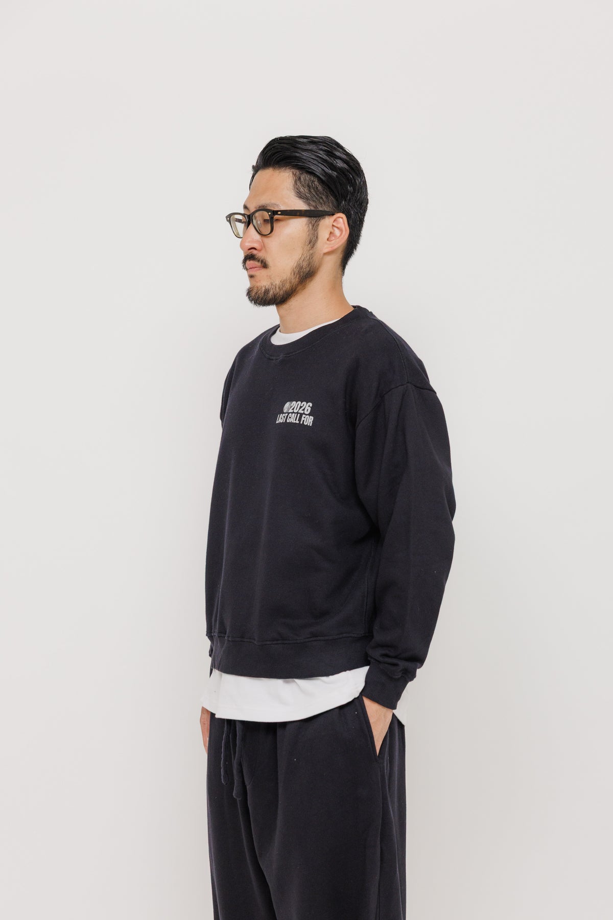 Crewneck Running Club Tokyo — Black par Last Call For — photo portée 08