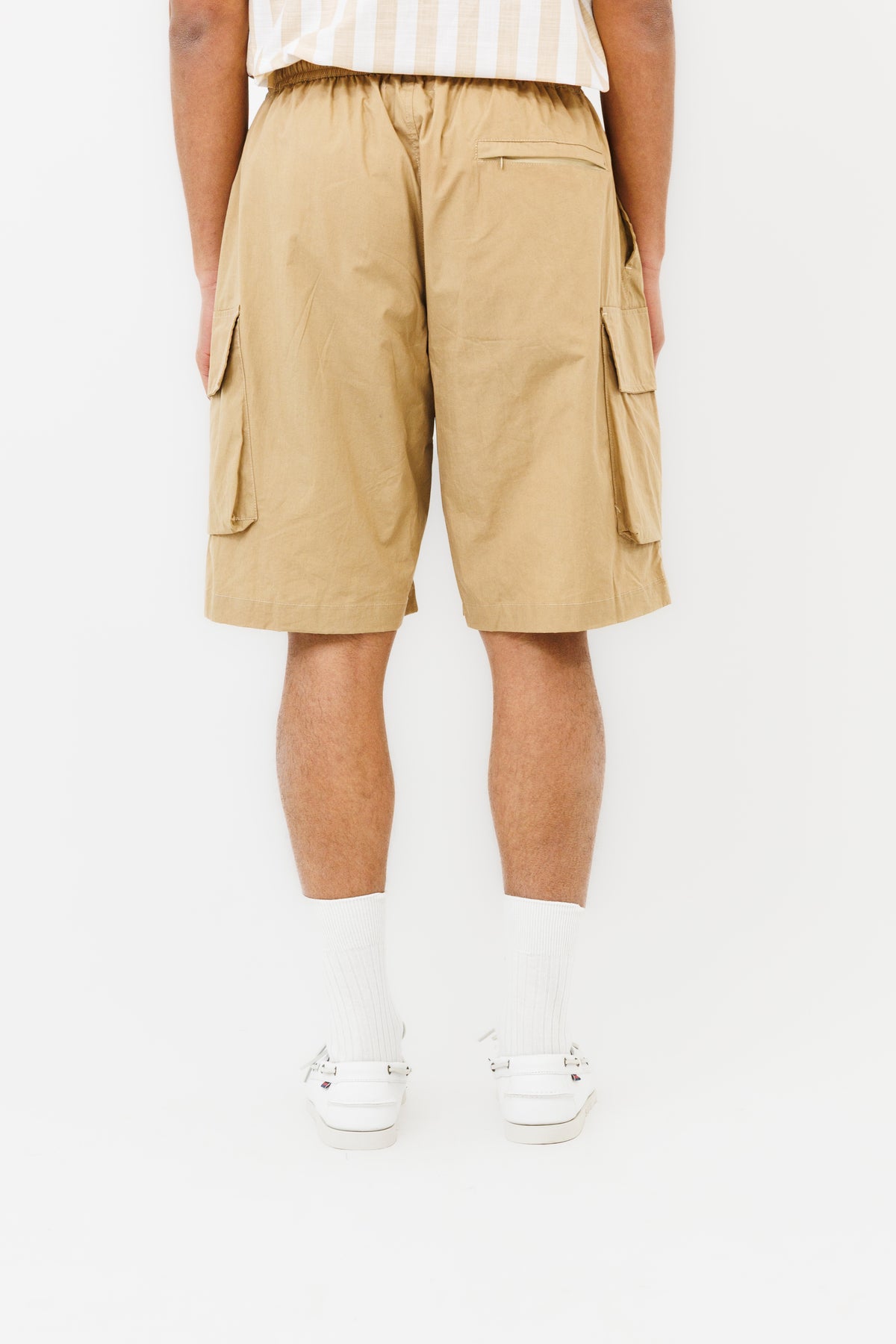 Vue arrière du short cargo beige Last Call For