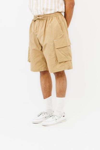 Vue de trois quarts du short cargo beige pour homme Last Call For