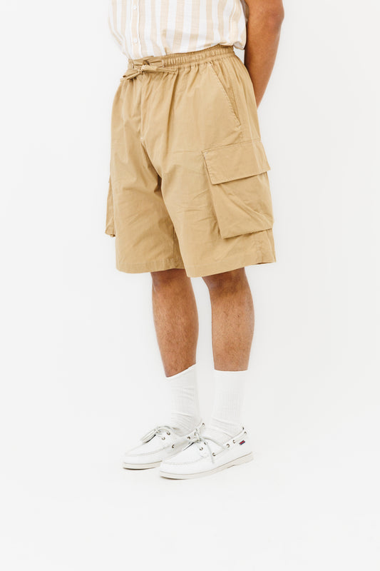 Vue de trois quarts du short cargo beige pour homme Last Call For