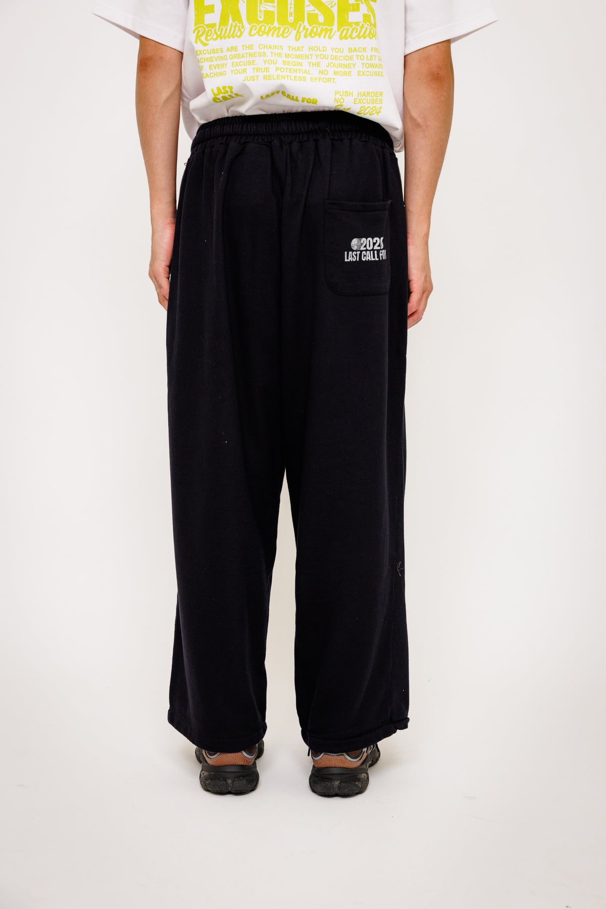 Meji Pant Running Club — Black par Last Call For — photo portée 03
