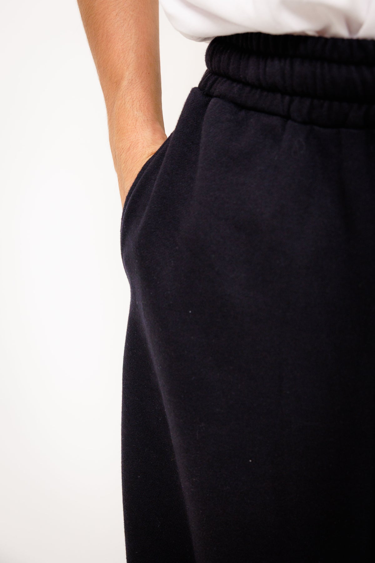 Meji Pant Running Club — Black par Last Call For — photo portée 07