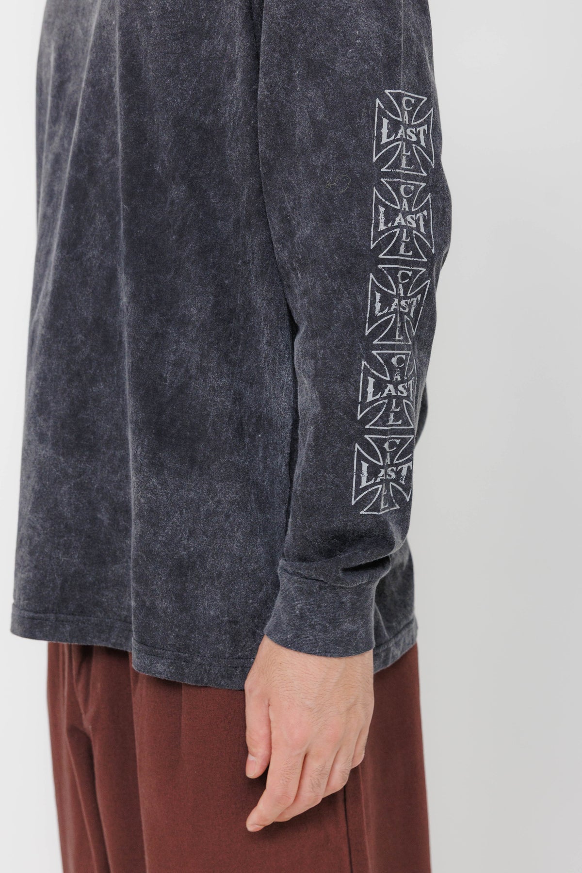 Tee-shirt Cross ML — Black par Last Call For — photo portée 03