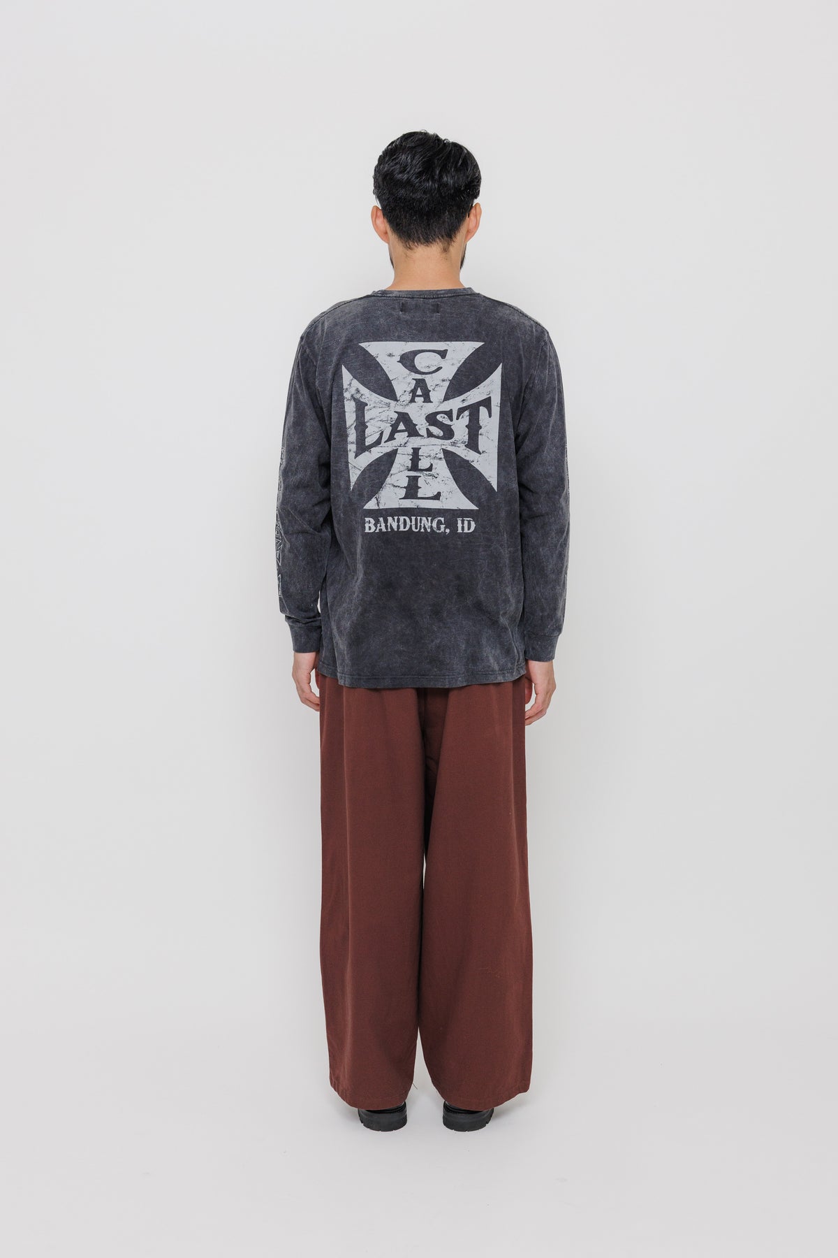 Tee-shirt Cross ML — Black par Last Call For — photo portée 04