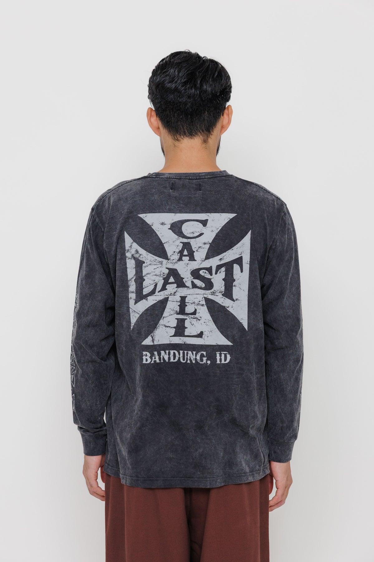 Tee-shirt Cross ML — Black par Last Call For — photo portée 06
