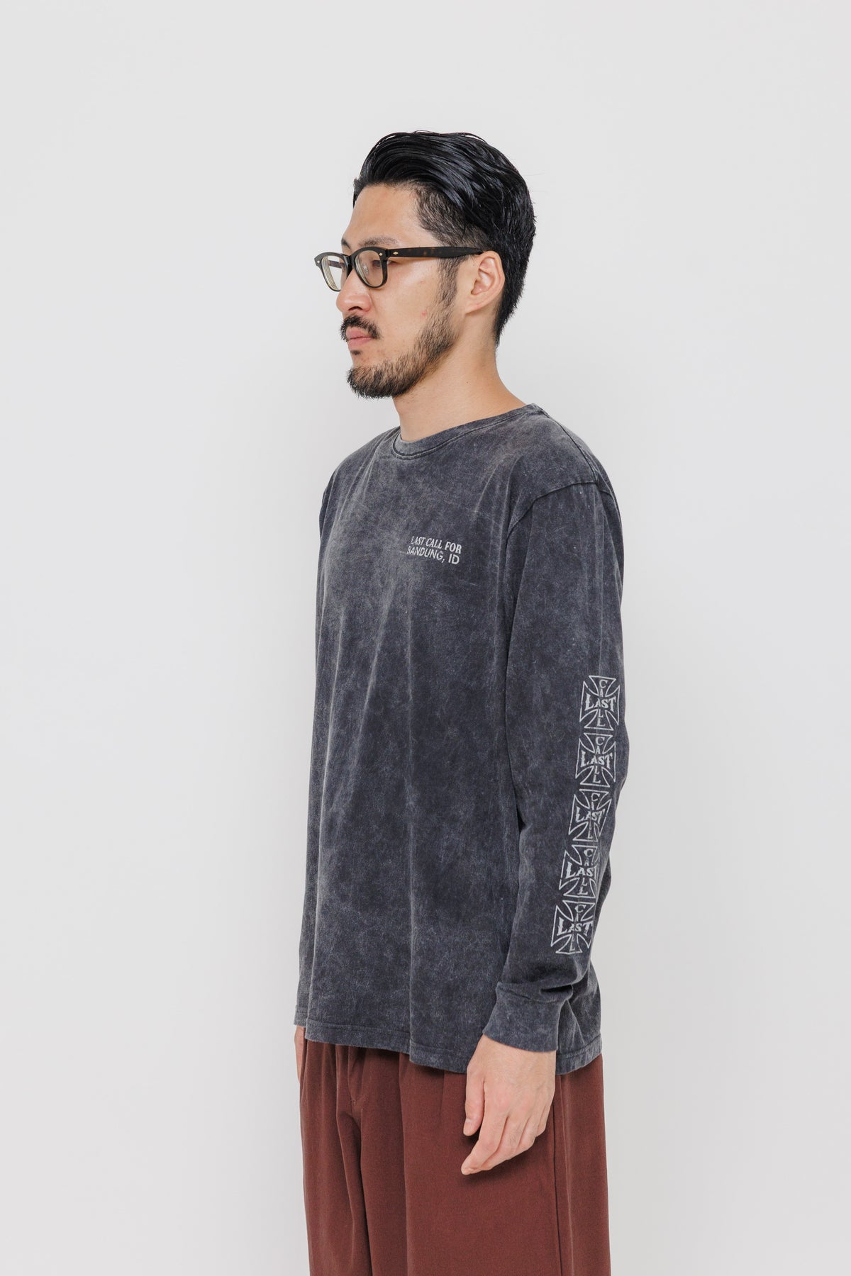 Tee-shirt Cross ML — Black par Last Call For — photo portée 09
