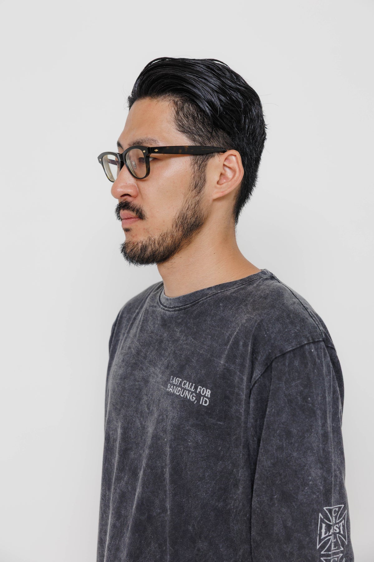 Tee-shirt Cross ML — Black par Last Call For — photo portée 10